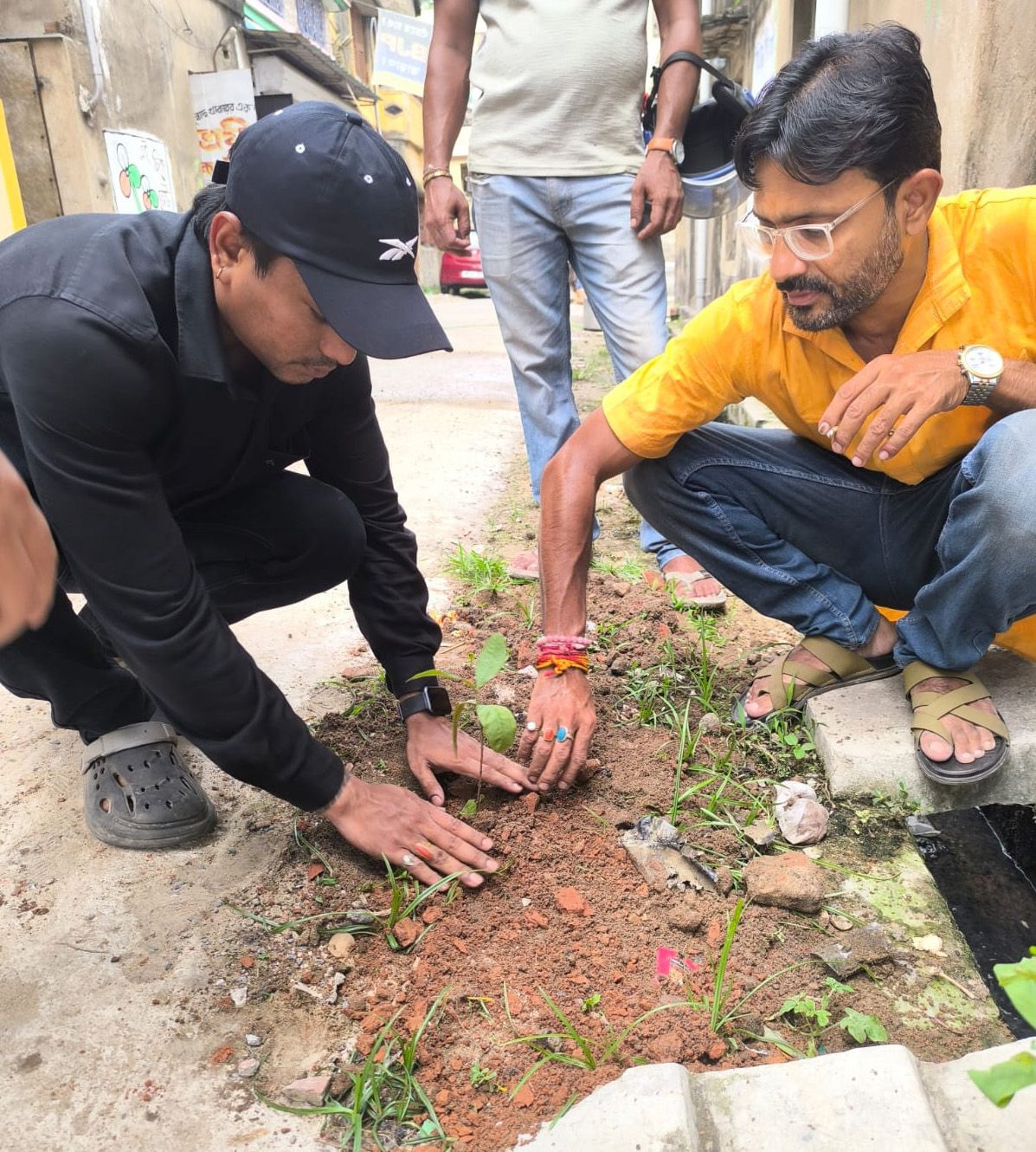 🌱 একটি গাছ, একটি প্রাণ—সবুজ পৃথিবী গড়ার অঙ্গীকার আমাদের।